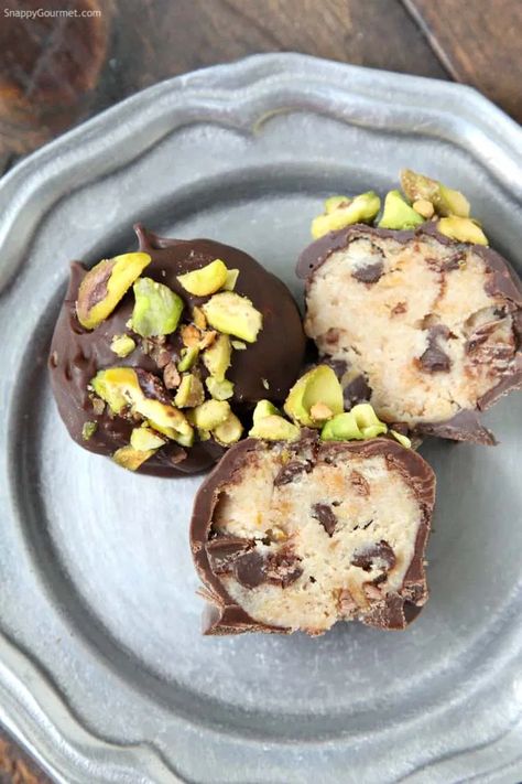 Easy Chocolate Truffles, Gourmet Fudge, Chocolate Truffles Recipe, Italian Truffles, Cannoli Filling, Easy Truffles, Cannoli Recipe, Cannoli Cream, Dessert Truffles