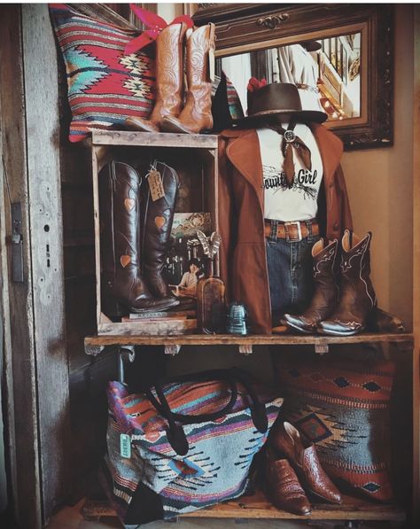 Western Display Booth, Western Boutique Ideas Products, Western Booth Display, Western Window Display, Western Booth Display Ideas, Boutique Window Display Ideas, Western Boutique Ideas, Rustic Retail Store Design, Boutique Decor Ideas Retail Store Design