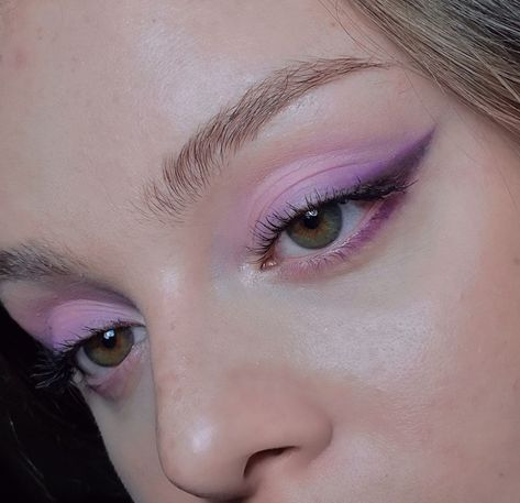 Purple Graphic Eye Makeup, Perpul Eye Makeup, Dusty Purple Makeup Look, Purple Eyeshadow White Eyeliner, Wedding Makeup Lilac, Pastel Purple Eyeshadow Looks, Purple Makeup Wedding, Dusty Purple Makeup, Subtle Lilac Eye Makeup