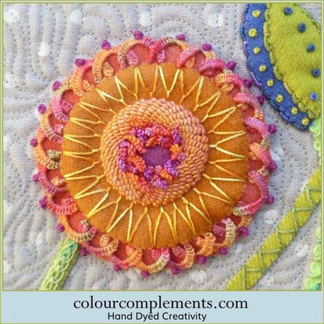 Wool Embroidery Flowers, Embroidery Circle, Wool Applique Quilts, Sue Spargo, Wool Appliqué, Patterns Flowers, Wool Work, Wool Felt Projects, Wool Applique Patterns