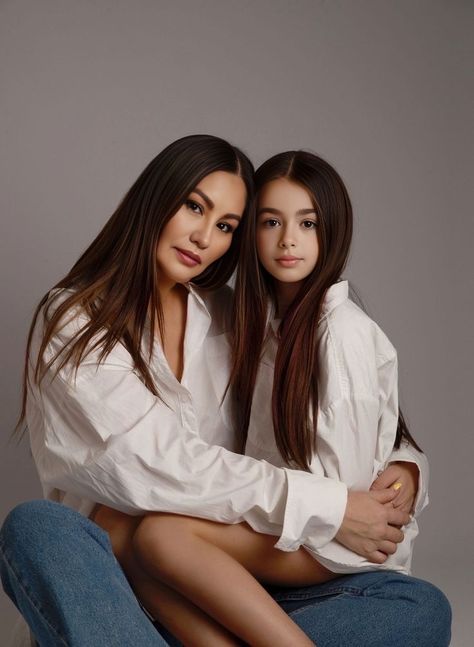 Mother Daughter Photography Poses, Mom Daughter Photography, Mommy Daughter Photography, Mom Daughter Photos, Mommy Daughter Photoshoot, Mother Daughter Poses, Mommy Photos, Mommy Daughter Pictures, Daughter Photo Ideas