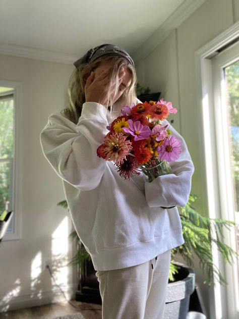 Shy poses with minimalistic backround. Poses with flowers. Country aesthetic. Cottagecore aesthetic Shy Girl Posing, Shy Girl Aesthetic, Poses With Flowers, Shy Poses, Country Aesthetic, Shy Girl, Aesthetic Cottagecore, Self Portrait Poses, Character Aesthetics