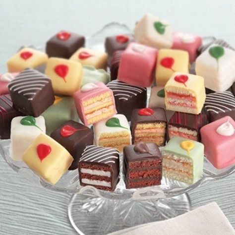 Find out how to Make Good Petit Fours - This submit features a image tutorials and all.... See more by clicking the image Recept Sandwiches, Petit Four Recipes, Patisserie Fine, Mini Torte, Afternoon Tea Recipes, Pasta Fatta In Casa, Tea Party Food, Oreo Dessert, Fancy Desserts