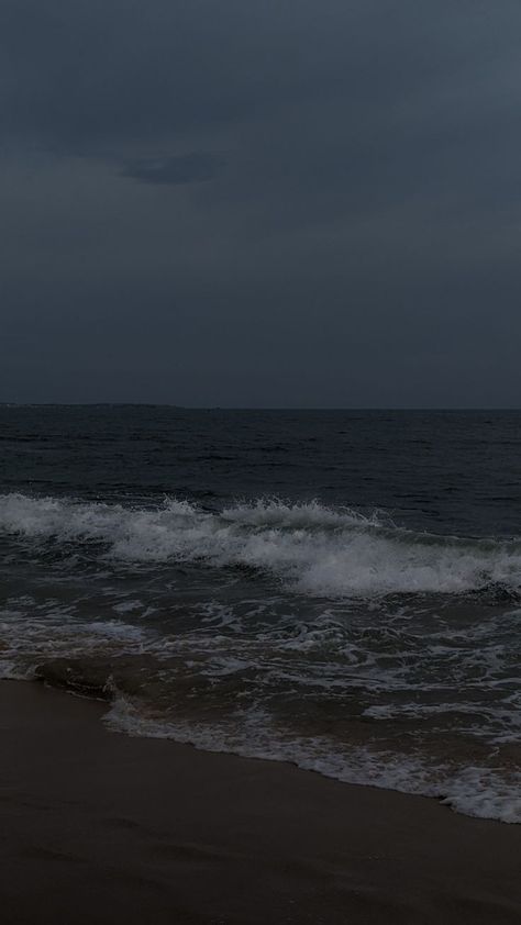 Cloudy Beach, Iphone Wallpaper Violet, Dark Weather, Chill Wallpaper, Dark Beach, Gloomy Weather, Ocean At Night, Beach At Night, Image Nature