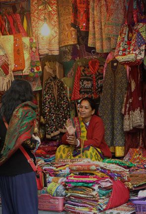 Janpath Market Delhi India, Shopping In Delhi, Delhi Bucket List, Janpath Market, Explore Delhi, Delhi Market, Delhi Shopping, Global Studies, Delhi City