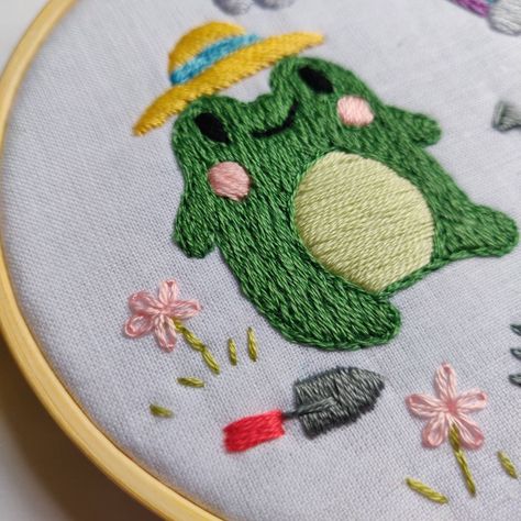 embroidery ideas Frog Embroidery Simple, Cute Frog Embroidery, Mending Ideas, Embroidered Frog, Frog Embroidery, Pdf Embroidery Pattern, Frog Pattern, Small Frog, Beading Embroidery