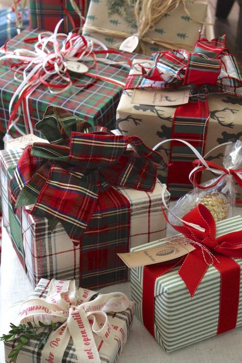 Creative Corporate Gifts, Nora Murphy Country House, Nora Murphy, Wrapped Presents, Gift Wrapping Inspiration, Tartan Christmas, Diy Holiday Gifts, Creative Gift Wrapping, Professional Gifts