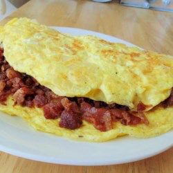 Deluxe Bacon Onion Omelet Bacon Omelette, Bacon Mashed Potatoes, Omelets Recipe, Baked Bacon, Egg Dish, Fair Food Recipes, Egg Breakfast, Crispy Bacon, Sweet Onion