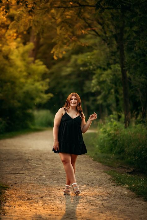 red hair black dress field path tree senior pictures portraits inspo pose ideas sunset golden hour minnesota photographer Outdoor Senior Picture Ideas, Casual Senior Pictures, Poses Nature, Outdoor Senior Pictures, Dress Posing, Plus Size Posing, Senior Portrait Poses, Senior Photo Outfits, High School Senior Pictures