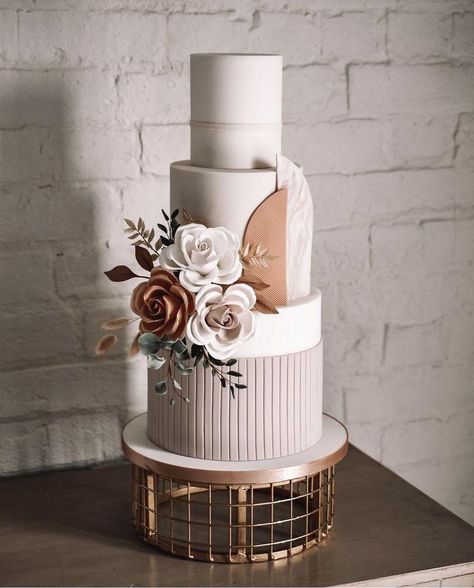 2 Tier Birthday Cake, Brown Wedding Cakes, Tier Birthday Cake, Tiered Cakes Birthday, Cake With Flowers, Big Wedding Cakes, Making Cakes, Birthday Cake With Flowers, Dream Wedding Cake