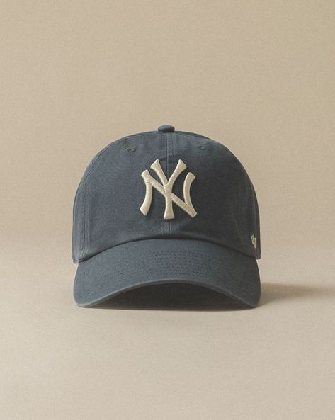 Cap Outfit Men, Ny Hat, Baseball Cap Outfit, Yankees Cap, Mens Smart Casual Outfits, Cap Outfit, Luxury Hats, Mens Casual Dress Outfits, Men Stylish Dress