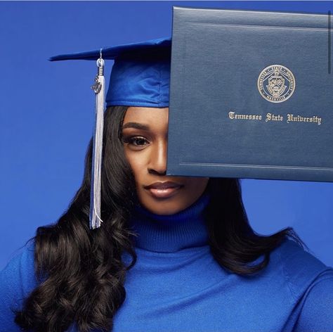 Poses For Graduation, Poses For Graduation Photos, Graduation Shoot Ideas, Hbcu Grad, Graduation Pose, College Grad Pictures, Graduation Pic Ideas, Nursing Graduation Pictures, College Graduation Photoshoot