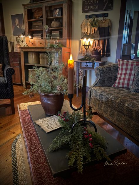 Primitive Colonial Living Room, Primitive Living Room Ideas, Gail Reeder, Early American Decorating, Colonial Bedrooms, Colonial Primitive Decor, Colonial Williamsburg Christmas, Colonial Living Room, Colonial Interiors