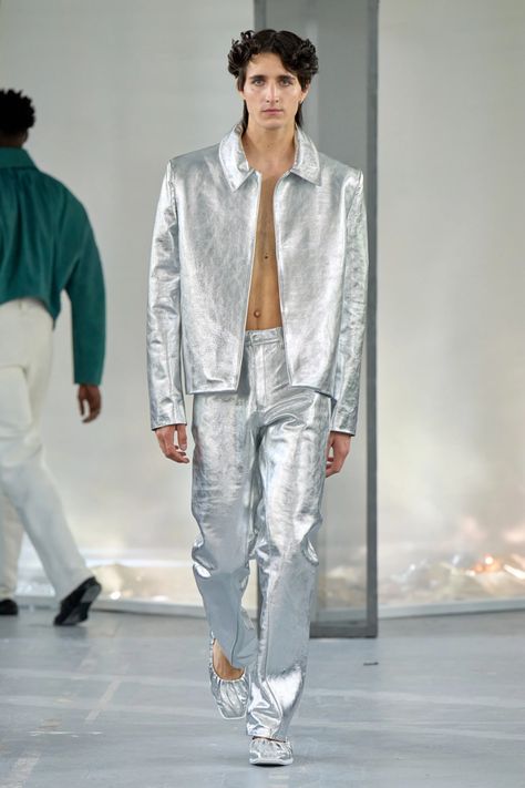 Bianca Saunders, Puffer Outfit, 2023 Menswear Fashion Show, Award Show Dresses, Silver Outfits, Glitter Fashion, Glam And Glitter, Metal Clothing, Metal Fashion