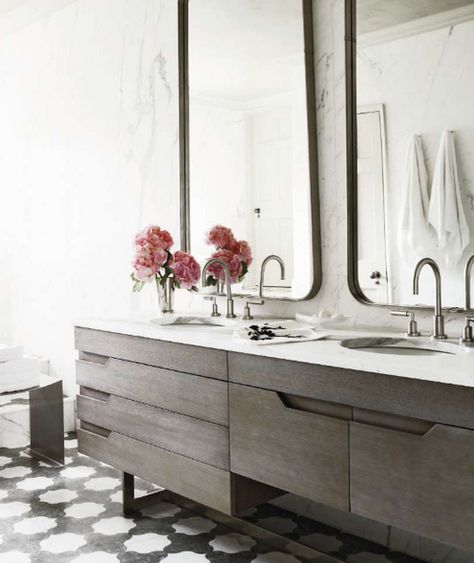 Bathroom Mirror Double Vanity, Mirror Double Vanity, Flowers In Vases, Rectangular Bathroom Mirror, Modern Style Decor, Rectangular Bathroom, Tall Mirror, Chic Bathroom, Bad Inspiration