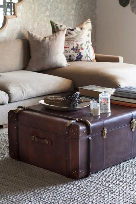 Vintage Suitcase Decor, Coffee Table Alternatives, Shabby Chic Side Table, Chic Bedside Table, Vintage Coffee Tables, Center Table Living Room, Leather Coffee Table, Leather Living Room Furniture, Coffee Table Trunk