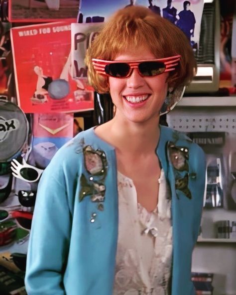 540 Likes, 7 Comments - ⚡️ 80's Eighties Club ⚡️ 🕹🌴 (@80seighties_club) on Instagram: “@mollyringwald in Pretty In Pink (1986) 🍿 • • • #mollyringwald #prettyinpink #80smovies #80style…” Andie Walsh, John Hughes Movies, Pink Movies, 80s Celebrities, 80s Costume, 80s Movies, Movie Costumes, Vintage Movies, 80s Fashion