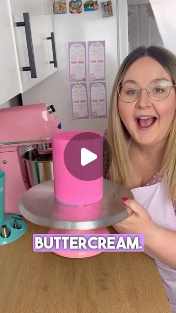 Pourable Buttercream Frosting, Frost Form Buttercream, Cake Frosting Videos, Frost Form Cake, How To Frost A Cake, Easy Ways To Frost A Cake, Butter Cream Cake Design, Cake Making Videos, Buttercream Recipe For Piping