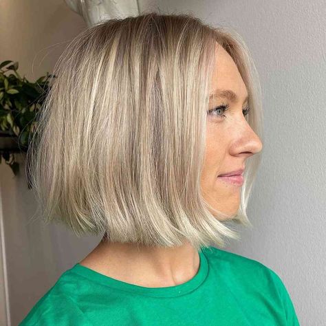 Chin Length Hairstyles, Chin Length Haircuts, Short Bob Cuts, Thick Hair Cuts, French Bob, Bob Cuts, Chin Length Hair, Busy Women, Brown Blonde Hair