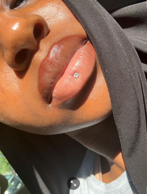 Middle Lip Piercing, Lips Piercing, Snake Eyes Piercing, Piercing Aesthetic, Ashley Piercing, Mouth Piercings, Cute Nose Piercings, Eye Piercing, Ear Piercings Tragus