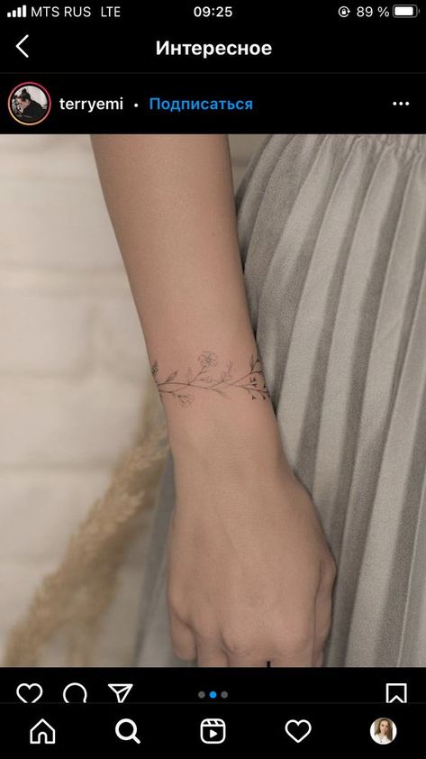 Delicate Flower Wrist Tattoos For Women, Wrist Fine Line Tattoos For Women, Fine Line Flower Bracelet Tattoo, Fine Line Wrist Wrap Tattoo, Ancle Braclet Tattoos, Floral Arm Band Tattoo For Women, Fine Line Bracelet Tattoo, Braclet Tattoo Ideas, Flower Tattoo Bracelet