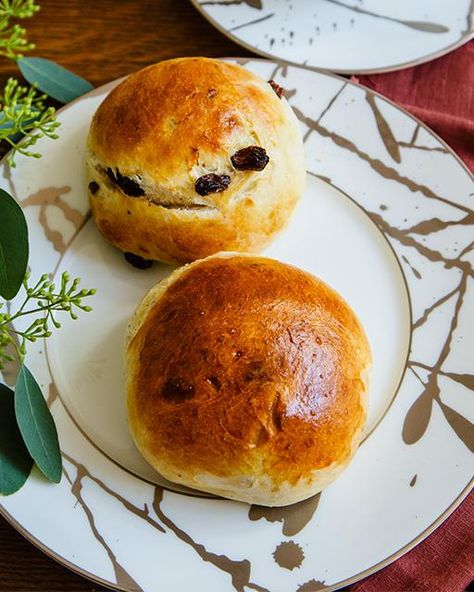 Sweet Paul Recipes, Cardamom Buns Recipe, Sweet Paul Magazine, Cardamom Buns, Norwegian Food, Biscuit Bread, Sweet Buns, Scandinavian Food, Bun Recipe