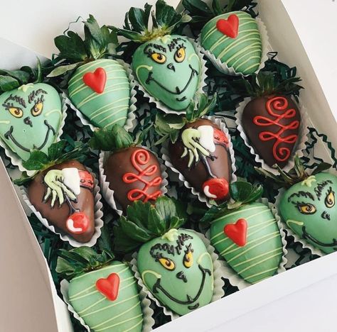 Grinch Strawberries, Grinch Chocolate, Strawberries Cake, Christmas Strawberry, Chocolate Covered Desserts, Strawberry Box, Chocolate Covered Strawberry Recipe, Xmas Desserts, Chocolate Covered Strawberries Bouquet