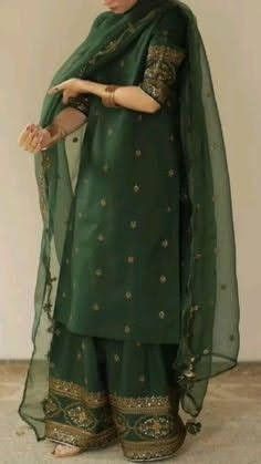 Simple Mehndi Dresses, Chinese Luxury, Long Kameez, Pakistan Clothes, Desi Fits, Fancy Sarees Party Wear, Womens Trendy Dresses, Pakistani Wedding Outfits, Pakistani Fancy Dresses