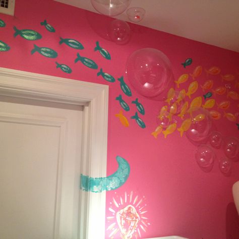 3D bubbles on wall--Lilly store St. Armand's Circle Bubble Bathroom Theme, Bubble Wall Decor, Spongebob Bathroom, 3d Bubbles, Rubber Duck Bathroom, Bubble Room, Duck Bathroom, Elizabeth House, How To Make Bubbles