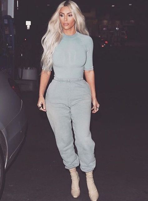 Kim Kardashian Sweatpants Outfit, Kim K Yeezy, Kim Kardashian 2022, Blonde Kim Kardashian, Kim Kardashian Photoshoot, Yeezy Outfits, Yeezy Season 6, Kim Kardashian Hair, Yeezy Outfit