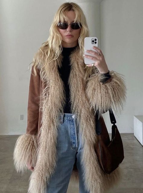 Capsule 2023, Fur Coat Outfit, Paris Mode, Fall Winter Wardrobe, Looks Street Style, Penny Lane, Coat Outfits, Mode Vintage, Fall Winter Outfits