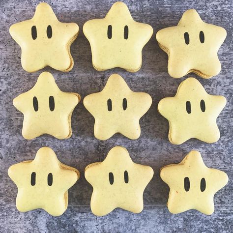 Super Mario Macarons, Mario Macarons, Star Macarons, Mario Food, Mario Theme, Mario Star, Mario Bros Birthday, Sweet Food, Mario Bros.