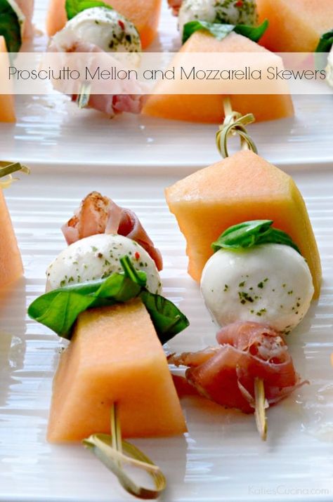 Predinner Snacks, Prociutto Appetizers, How To Make Prosciutto, Mozzarella Skewers, Italian Appetizers Easy, Chicken Appetizer Recipes, Poolside Food, Stick Food, Italian Appetizer