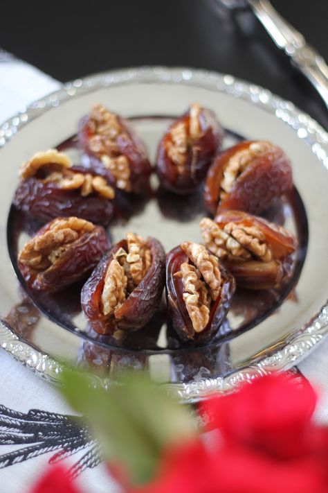 Walnut Stuffed Dates, Dates Recipes, Vegan Afternoon Tea, Sugar Foods, Vegan Shortbread, Vegan Christmas Dinner, Dates Benefits, Stuffed Dates, Christmas Buffet