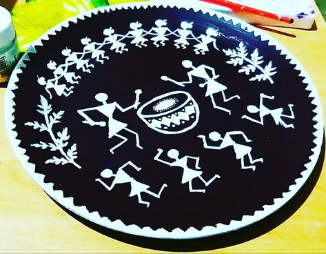 Warli Art On Plate, Adiwasi Art, Warily Art, Warli Designs, Art Deco Curtains, Worli Painting, Negative Space Art, Warli Painting, Fork Art