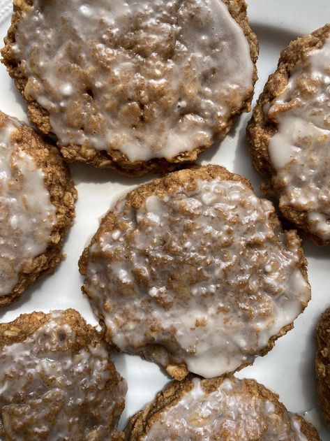 Dairy + gluten free iced oatmeal cookies. Oatmeal Cinnamon Cookies, Oatmeal Protein Cookies, Protein Snacks Recipes, Cinnamon Oatmeal Cookies, Oatmeal Cinnamon, Iced Oatmeal Cookies, Pumpkin Oatmeal Cookies, Vegan Frosting, Cinnamon Roll Cookies