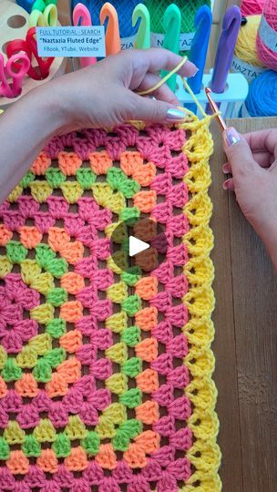 Crochet Tricks, Crochet Hacks, Crochet Blanket Border, Awesome Crochet, Crocheted Things, Stitches Crochet, Crochet Hack, Crochet Granny Square Blanket, Crochet Stitches Video