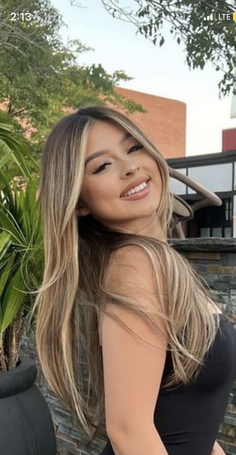 Light Brown Hair With Highlights Honey, Hair Color Ideas With Money Pieces, Balayage On Brown Skin, Blond With Brown Highlights, Latinas With Blonde Hair, Blonde Hair On Pale Skin, Half Head Foils Blonde On Brown Hair, Brunnete Blonde Highlight, Latina Balayage Hair