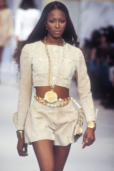 ✨ on Twitter: "naomi campbell’s 90s chanel looks… " 90s Runway Fashion, Runway Fashion Couture, Chanel Outfit, Original Supermodels, 90s Models, Model Walks, Model Inspo, Chanel Spring, Victoria Secrets