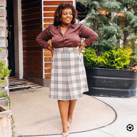 Tinsaye | Petite Plus Style on Instagram: "Mini Or Midi?? Two classic style trends are back in a big way this fall. We’re going to be seeing heavy 70’s influence AND lots of preppier looks. One area of overlap will be plaid skirts! So whether you’re rocking an A-line midi with knee high boots OR a pleated tennis mini with a sweater vest it’s time to give this trend a try. I rounded up a ton of cute options and linked them all over on @shop.ltk. There’s a twisted front midi that’s already in m Fashion 70s Style, Plus Style, Fashion 70s, 70s Style, Black Women Fashion, Plus Size Skirts, Style Trends, Outfit Inspo Fall, Plaid Skirts