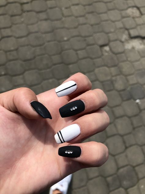 White Nails With Black Accent Nail, Black And White Nail Polish Ideas, Nails Ideas Black And White, Black Formal Nails, Black And White Short Nails, Peace Nails, Black White Nails, Business Nails, Star Nail Art