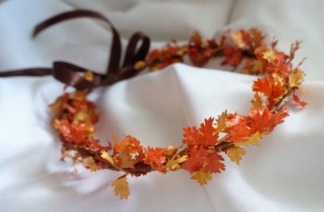 Paper Flowers For Wall, Fall Crown, Flowers For Wall, Frugal Wedding, Fall Wedding Hairstyles, Diy Paper Flowers, Urban Wedding Venue, Wedding Simple, Bride Shower