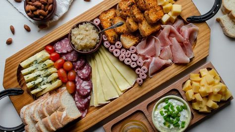 Brazilian Charcuterie Board, South American Charcuterie Board, International Charcuterie Board, Colombian Charcuterie Board, Argentinian Side Dishes, Argentinian Appetizers, Argentine Food Recipes, European Charcuterie Board, Argentina Bbq