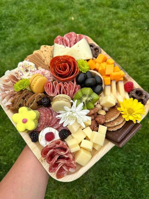 Board Ideas For Party, Easy Charcuterie Board Ideas, Easy Charcuterie Board, Easy Charcuterie, Super Bowl Snack, Mini Sliders, Charcuterie Board Ideas, Party Spread, Charcuterie Inspiration