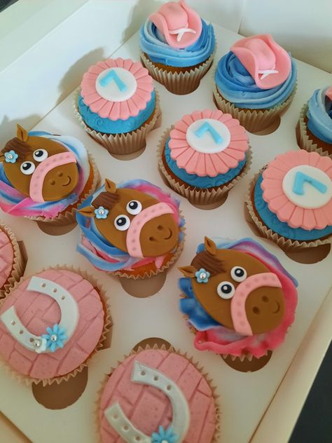 Horse /paarden cupcakes Cupcake Animals, Birthday Treats For School, Horse Cupcakes, Pony Cupcakes, Eloise Birthday, Western Cowboy Party, Cuppa Cake, Girls Room Makeover, School Birthday Treats