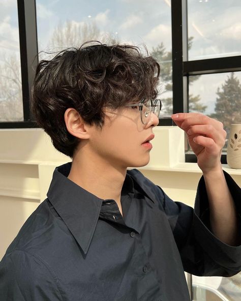 Pelo Ulzzang, Curly Asian Hair, Perm Hair Men, Wavy Perm, ماثيو ماكونهي, Korean Men Hairstyle, Korean Haircut, Men Haircut Curly Hair, Asian Haircut