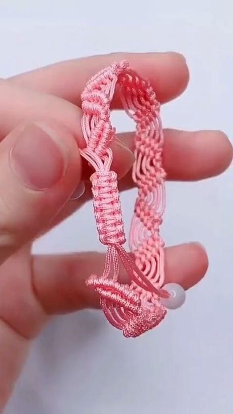 Simpul Makrame, Pola Macrame, Crochet Bracelet Pattern, Diy Bracelets With String, Ankle Bracelets Diy, Diy Friendship Bracelets Tutorial, Braided Bracelet Diy, Macrame Bracelet Patterns, Diy Bracelets Tutorials