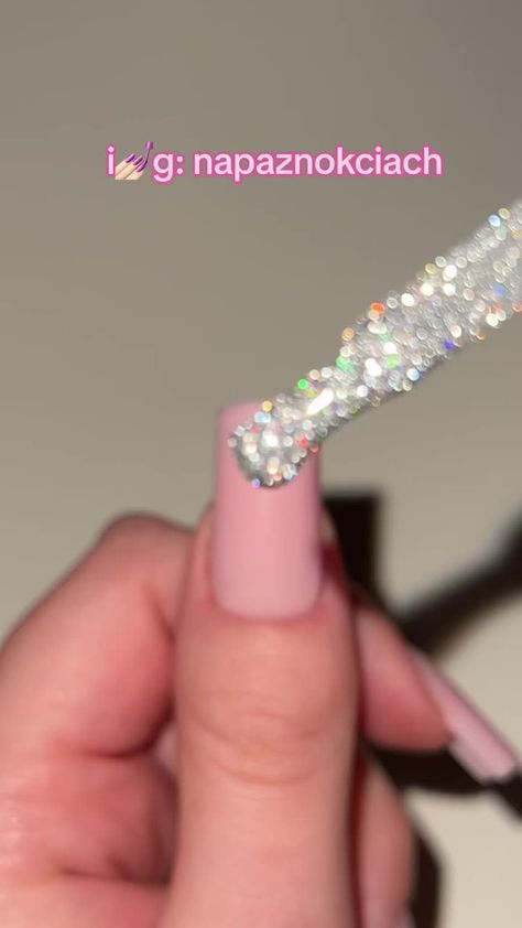 Reflective Glitter Nails Design, Christmas Inspired Nails, Reflective Glitter Nails, Glitter Nails Design, Xmas Nail Designs, Reflective Nails, Holiday Nails Christmas, Pink Glitter Nails, Glittery Nails