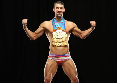 Just a Bunch of Shots of Michael Phelps Posing With All His Olympic Medals Michael Phelps Medals, Michael Phelps Body, Michael Phelps Quotes, Michael Phelps Swimming, Mark Spitz, Swimmer Girl Problems, Bar Photos, Swimmer Problems, Olympic Badminton