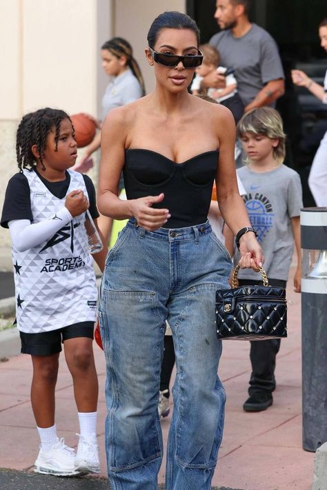 Kim K Casual Outfits, Miami Summer, Kim Kardashian Hair, Baby Vision, High Wasted Jeans, Kim Kardashian Outfits, Kim K Style, Kardashian Outfit, Kim Kardashian Style